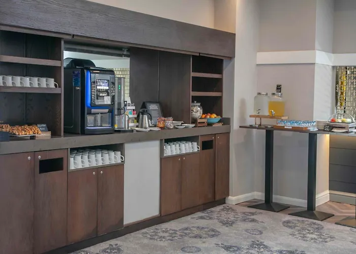 Top Hotels between Warwick and Stratford